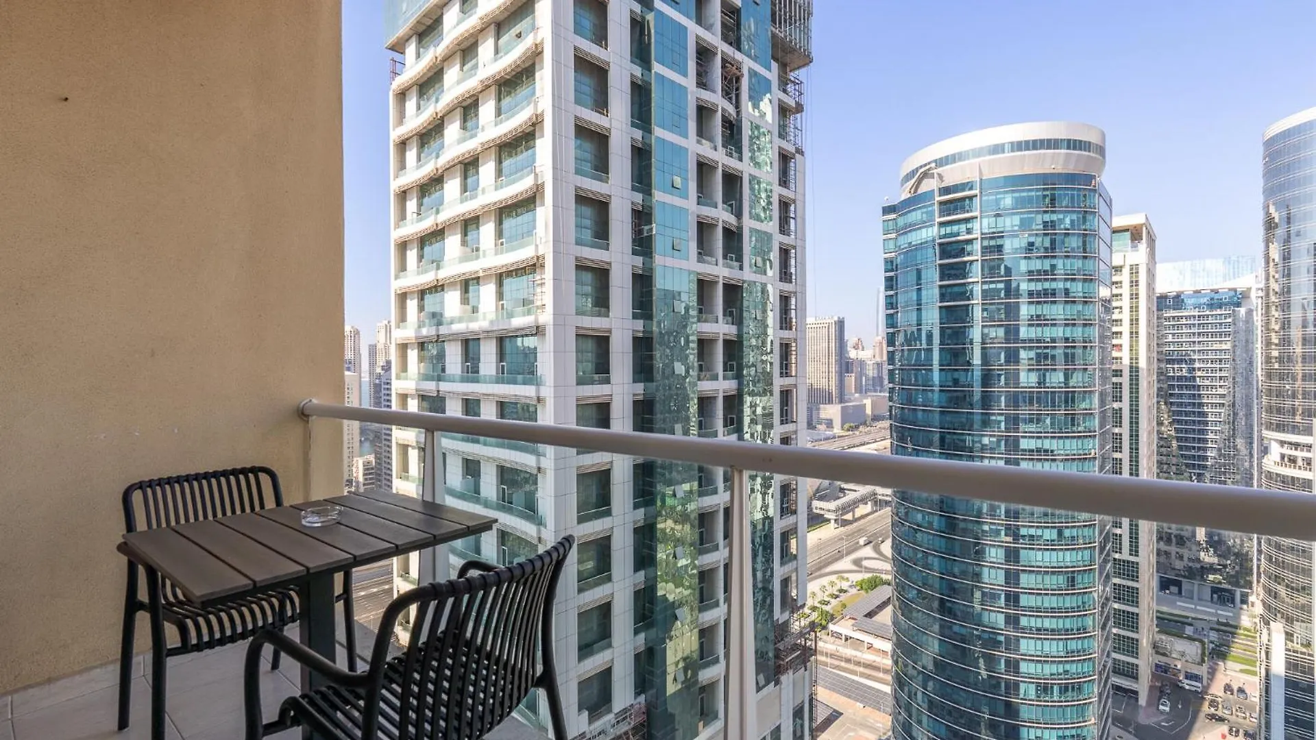 Cozy Retreat In The Heart Of Jlt - Lakeview Tower Dubai