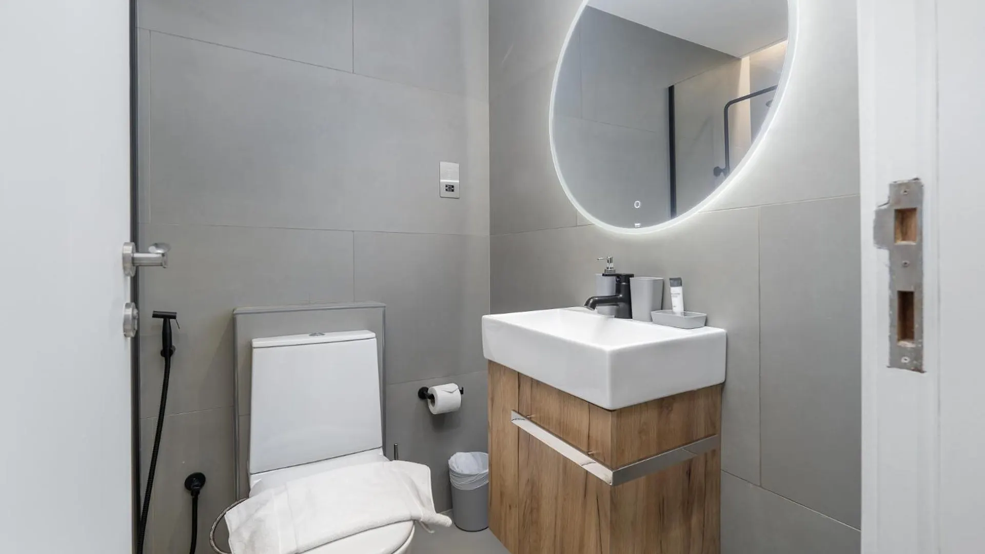 Apartment Cozy Retreat In The Heart Of Jlt - Lakeview Tower Dubai